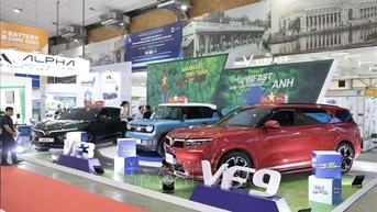 'Xe xanh' tăng tốc, cuộc đua giảm giá chưa hồi kết