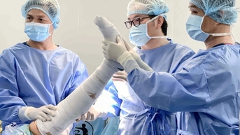 Vinmec Cần Thơ phẫu thuật thành công chấn thương khớp gối do đá bóng