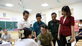 Hoàn Kiếm: Tặng quà, khám chữa bệnh, tri ân các gia đình thương binh, liệt sĩ