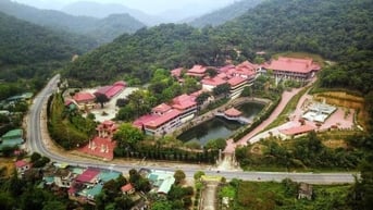 Vườn tháp Huệ Quang nằm trong Quần thể di sản thế giới Yên Tử - Vĩnh Nghiêm - Côn Sơn, Kiếp Bạc.