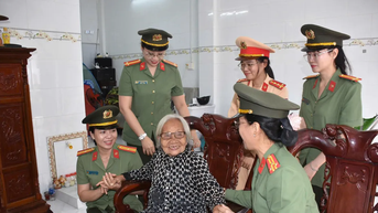 Công an TPHCM thăm và tặng quà Mẹ Việt Nam Anh hùng
