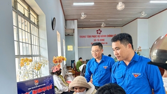 លេខាសម្ព័ន្ធយុវជនខេត្ត Lam Dong ចុះសួរសុខទុក្ខ និងលើកទឹកចិត្តក្រុមយុវជនស្ម័គ្រចិត្ត