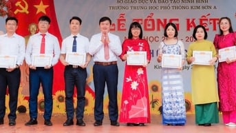 Bộ 3 thầy cô trường làng “mát tay” với thủ khoa