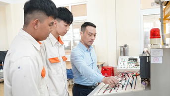 សាលា​វិជ្ជាជីវៈ​តស៊ូ​ជ្រើសរើស​សិស្ស
