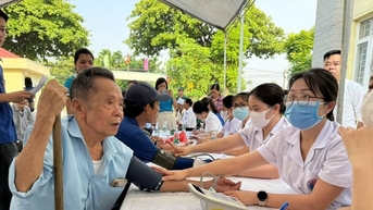 ប្រជាជនជិត ៣៥០ នាក់នៅឃុំ Lien Minh បានទទួលការពិនិត្យសុខភាព និងអំណោយ។