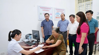Sơn Tây: Khám sức khỏe, tặng quà đối tượng chính sách, người có công