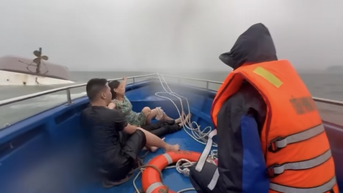 Lật tàu trên vịnh Hạ Long: các lực lượng nỗ lực tìm kiếm người mất tích, đã cứu được 12 người