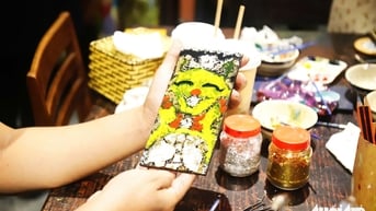 Du khách thích thú trải nghiệm tự tay làm tranh sơn mài