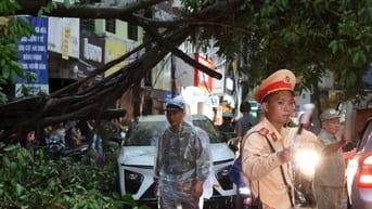 Công an Hà Nội kịp thời hỗ trợ người dân trong thời tiết bất lợi