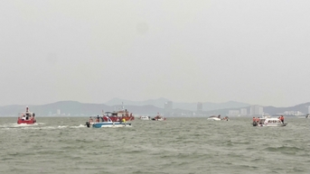 침몰한 관광선 구조작업 전개 노력