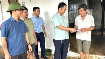 Thăm hỏi, động viên 2 hộ dân bị ảnh hưởng do sạt lở đất