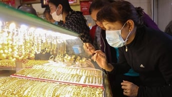 Giá vàng hôm nay 2/7/2025: Giá vàng trong nước và thế giới nóng lên nhờ tình hình tài khóa Mỹ