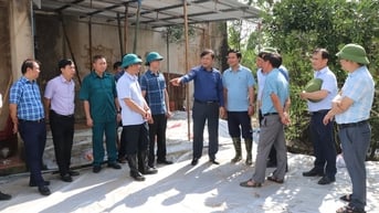 Thứ trưởng Bộ Nông nghiệp và Môi trường Nguyễn Hoàng Hiệp chỉ đạo công tác khắc phục sự cố đê tại xã Xuân Cẩm và Hợp Thịnh