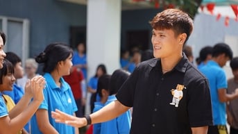 Sau giao hữu với huyền thoại M.U, Tuấn Hải có hoạt động ý nghĩa ở Đà Nẵng