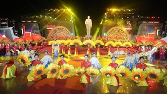 응우옌 반 린(Nguyen Van Linh) 서기장의 110번째 생일을 기념하고 흥옌(Hung Yen)성과 타이빈(Thai Binh)성의 합병을 축하하는 예술 프로그램