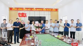 Câu lạc bộ nguyên lãnh đạo báo chí Sơn La chúc mừng Báo và phát thanh, truyền hình Sơn La