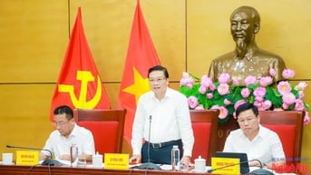 Chủ tịch UBND tỉnh Nghệ An Lê Hồng Vinh chủ trì giao ban với các hiệp hội, hội doanh nghiệp