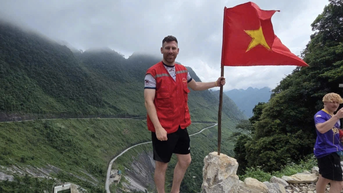 Vị khách tới Hà Giang hưởng tuần trăng mật gây sốt vì giống cầu thủ Messi