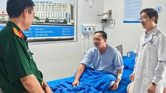 Cấp cứu người đàn ông bị ong đốt nguy hiểm tính mạng