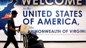 Người Việt đi Mỹ tốn thêm 'mớ tiền' nếu ông Trump áp phí visa 250 USD
