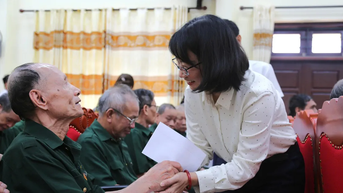 Đoàn đại biểu TPHCM thăm và tặng quà cho các thương, bệnh binh tại Ninh Bình