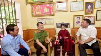 Bộ trưởng Bộ Công an Lương Tam Quang thăm, tặng quà Mẹ Việt Nam Anh hùng Nguyễn Thị Nhớn