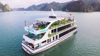 Tạm dừng toàn bộ tour du thuyền Hạ Long để tránh bão