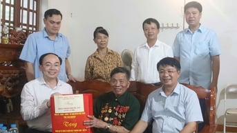 Lãnh đạo tỉnh Thái Nguyên thăm, tặng quà gia đình chính sách tại xã Quang Sơn