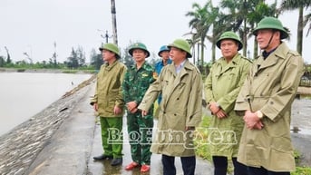 Đồng chí Nguyễn Quang Hưng, Phó Chủ tịch Thường trực UBND tỉnh kiểm tra công tác phòng, chống bão số 3 tại xã Đông Thái Ninh và Khu công nghiệp Liên Hà Thái