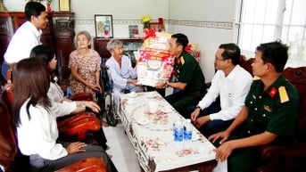 Bộ Chỉ huy Quân sự tỉnh thăm Anh hùng Lực lượng vũ trang nhân dân, đại tá Lê Thành Cư