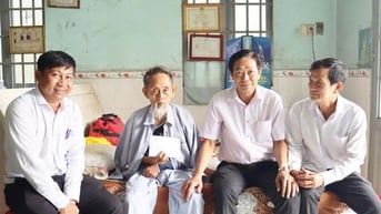 Lãnh đạo xã Mỹ Lộc thăm người dân bị thương do bão số 3