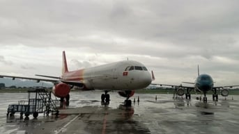 Bão Wipha chuẩn bị đổ bộ, loạt chuyến bay bị hoãn, hủy