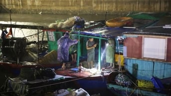 Kiểm tra rà soát yêu cầu người trên tàu thuyền về tránh trú về nơi ở an toàn