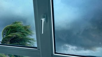 Tuyệt đối đừng làm việc này với cửa kính khi bão đến