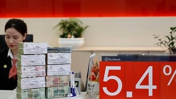 Một số ngân hàng tăng lãi suất gửi tiết kiệm, điều gì đang xảy ra?