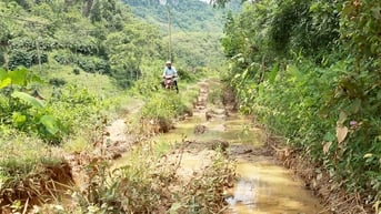 Người dân thôn Nặm Vạc mong chờ một tuyến đường bê tông