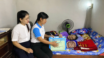 Hội Liên hiệp Phụ nữ phường Hòa Thắng thăm, tặng quà Bà mẹ Việt Nam Anh hùng