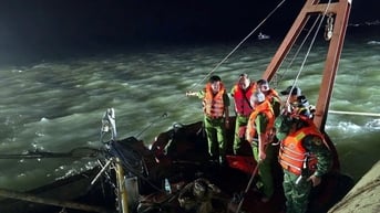 Vụ lật tàu trên vịnh Hạ Long: Tìm thấy thi thể cháu bé 6 tuổi
