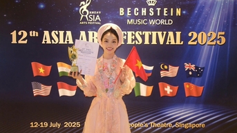 ក្មេងស្រី Quan Ho ឈ្នះពានរង្វាន់មាសនៅមហោស្រពសិល្បៈអាស៊ីឆ្នាំ 2025