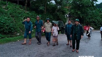 Bộ đội Biên phòng Nghệ An huy động lực lượng, di dời khẩn cấp người dân vùng sạt lở ở xã Nhôn Mai đến nơi an toàn