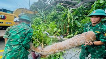 ឆ្មាំព្រំដែនខេត្ត Quang Ninh គាំទ្រអាជ្ញាធរមូលដ្ឋានក្នុងការជម្នះផលវិបាកដោយព្យុះលេខ ៣