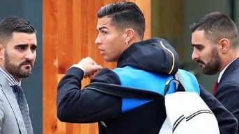 Mang theo 16 vệ sĩ ra sân tập, Ronaldo bị chỉ trích 'làm màu'
