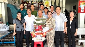 Lãnh đạo Đảng ủy xã Khánh Bình thăm, tặng quà gia đình chính sách tiêu biểu