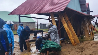 ខ្យល់ព្យុះដែលមិននឹកស្មានដល់ ផ្ទះជាច្រើនខ្នងក្នុងឃុំ Hung Son បានបាក់ដំបូល និងខូចខាត