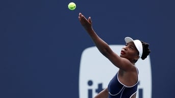 Vượt qua 'cơn đau phụ nữ', Venus Williams trở lại quần vợt ở tuổi 45