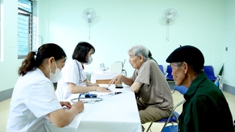 Khám bệnh, tư vấn sức khoẻ cho người có công