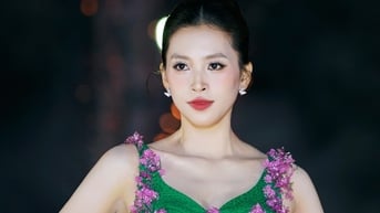 Tiểu Vy khoe nhan sắc nổi bật, thần thái cuốn hút khi trình diễn ở quê nhả
