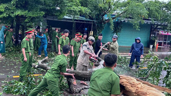 Dông lốc gây thiệt hại ở nhiều địa phương