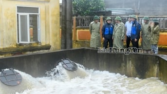 Phó Chủ tịch Thường trực UBND tỉnh Nguyễn Quang Hưng và Phó Chủ tịch UBND tỉnh Nguyễn Hùng Nam kiểm tra công tác tiêu úng