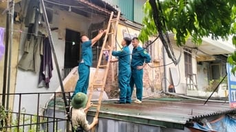 Phường Tương Mai hỗ trợ người dân ứng phó với bão số 3
